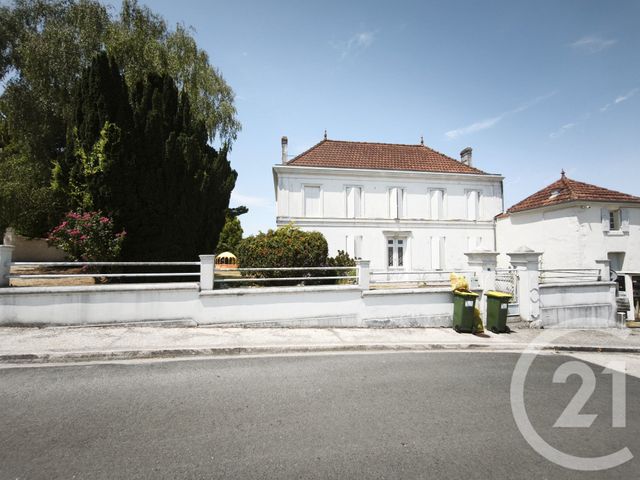 maison à vendre - 10 pièces - 324.7 m2 - ST ROMAIN DE BENET - 17 - POITOU-CHARENTES - Century 21 Grand Large